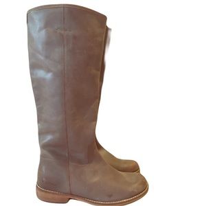 Kickers “greige” Leather boots.